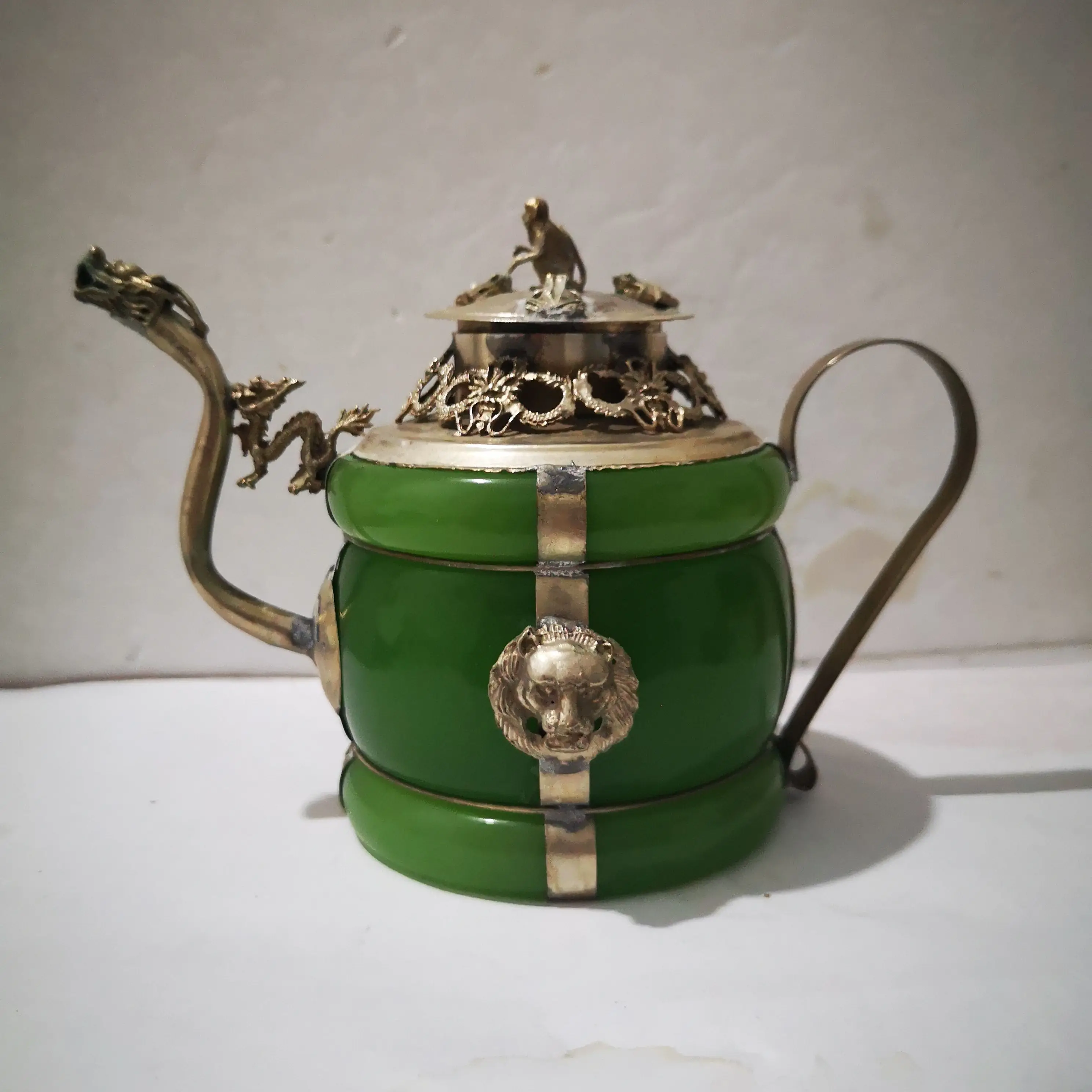 Kinijos senoji Tibeto sidabro Dragon Liūtas Green jade Cloisonne arbatinukas Beždžionė Dangteliu.